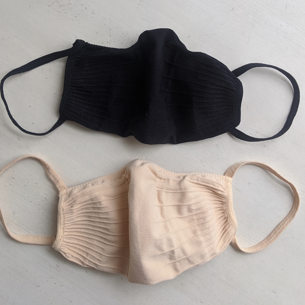 SKIMS Sand, Onyx Face Mask